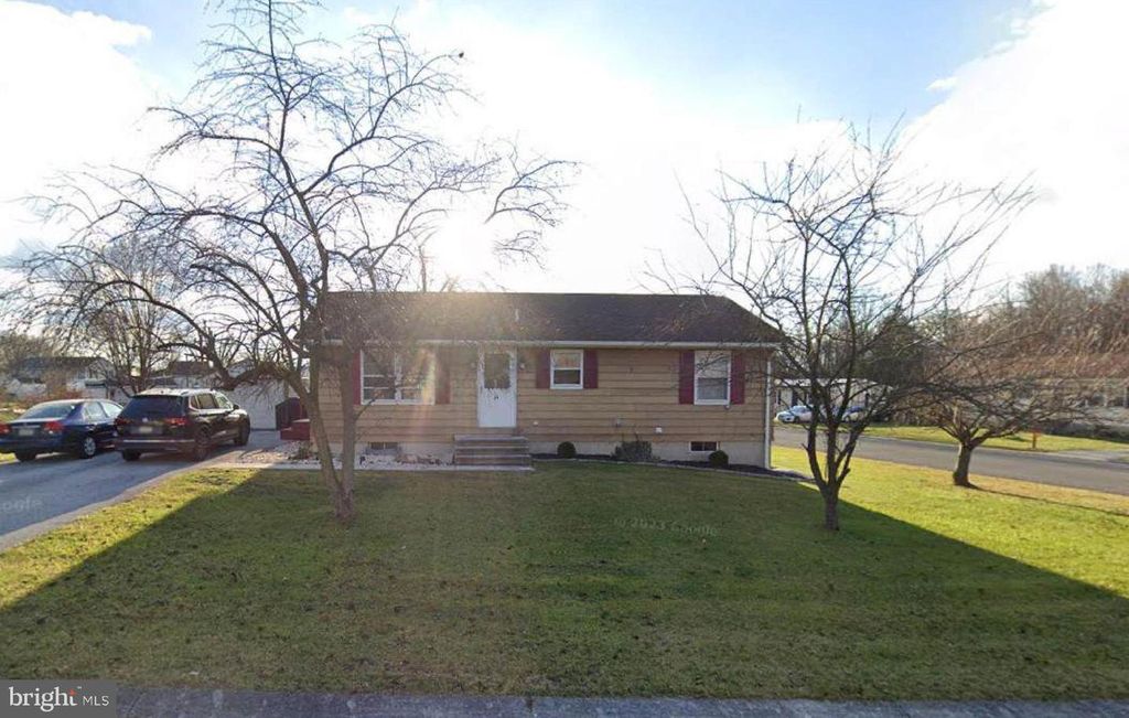 24 PINE LN, New Oxford, PA 17350