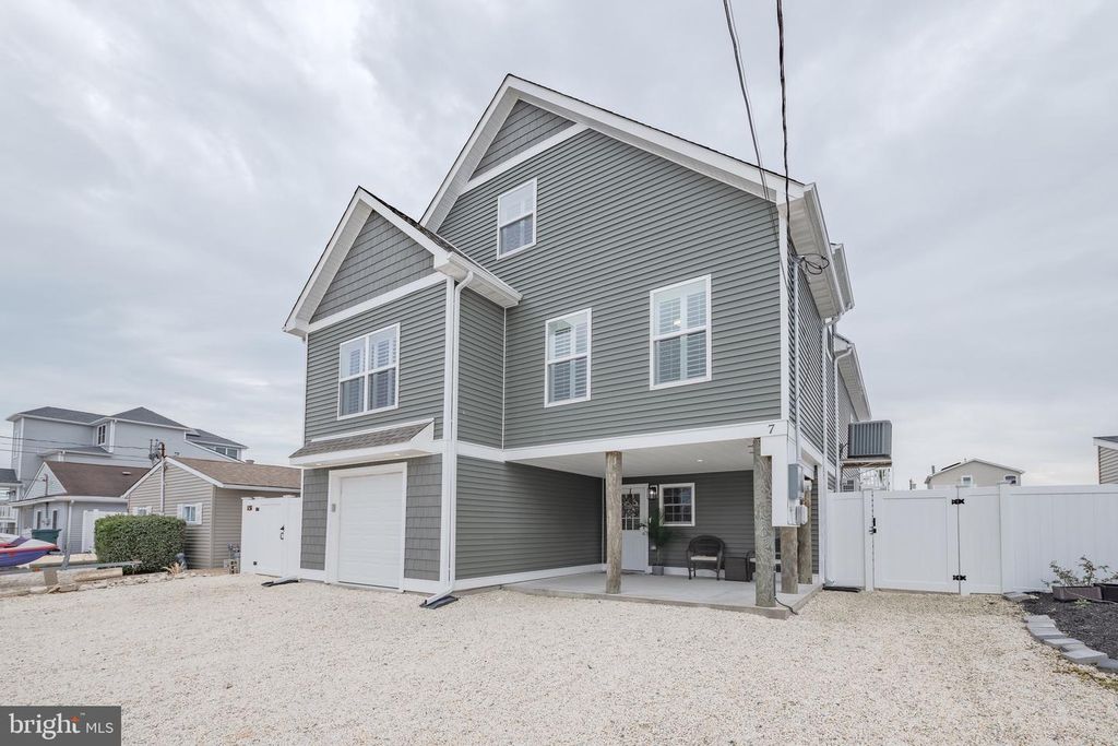 7 W THAMES RD, Tuckerton, NJ 08087