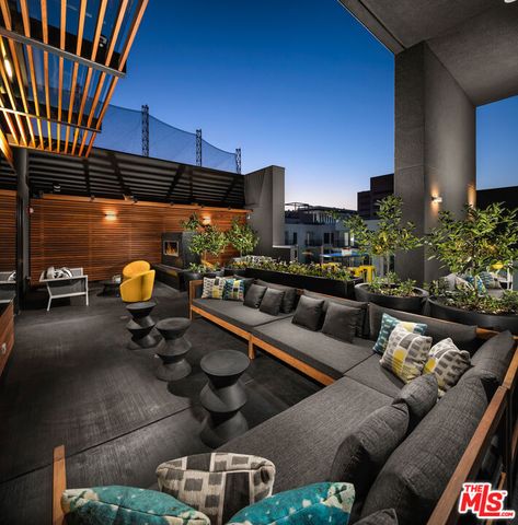 687 S Hobart Boulevard 733, Los Angeles, CA 90005