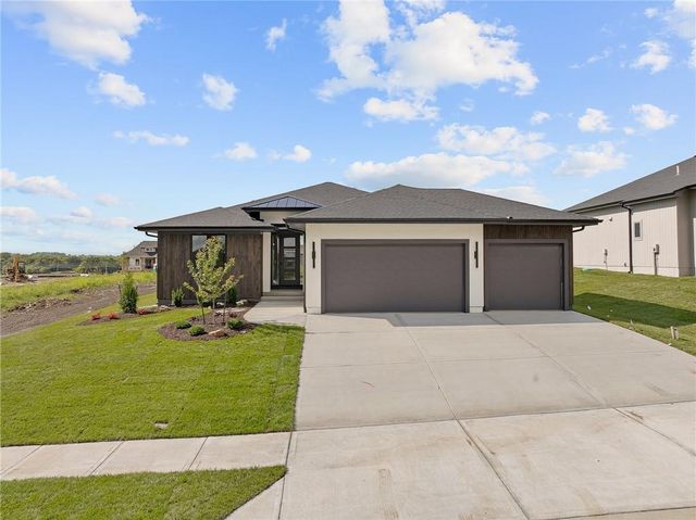 520 Bentwater Drive, Raymore, MO 64083