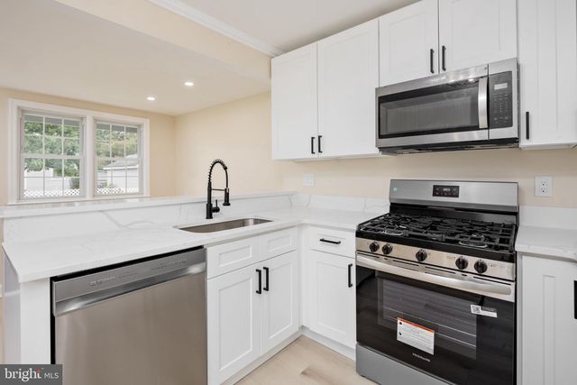8202 LONGPOINT RD, Baltimore, MD 21222