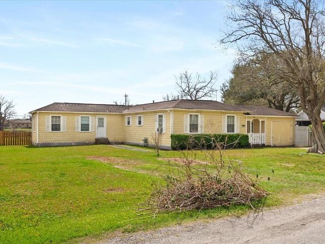 518 Sunny Lane, Wharton, TX 77488