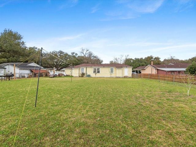 518 Sunny Lane, Wharton, TX 77488