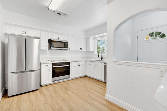 4877 E Illinois Avenue, Fresno, CA 93727