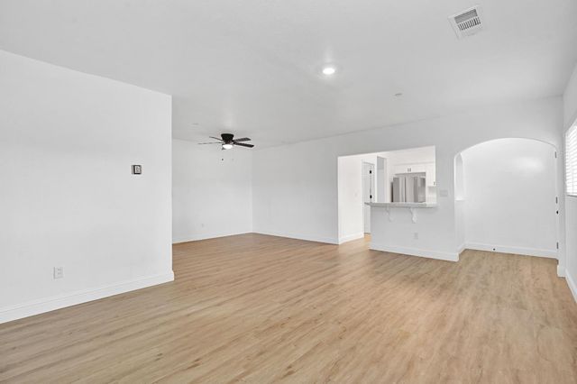 4877 E Illinois Avenue, Fresno, CA 93727