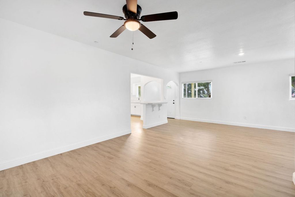 Image 10 of property listing at 4877 E Illinois Avenue, Fresno, CA 93727