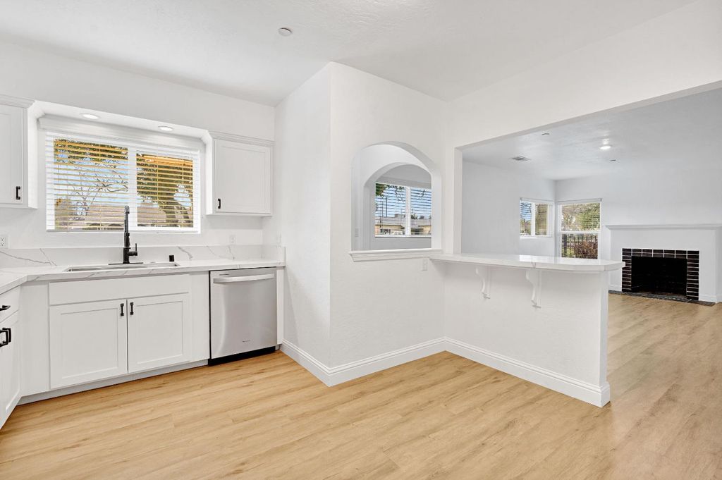 Image 13 of property listing at 4877 E Illinois Avenue, Fresno, CA 93727