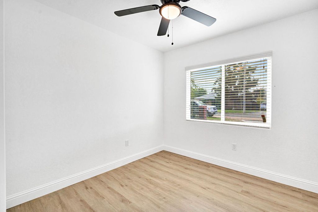 Image 17 of property listing at 4877 E Illinois Avenue, Fresno, CA 93727