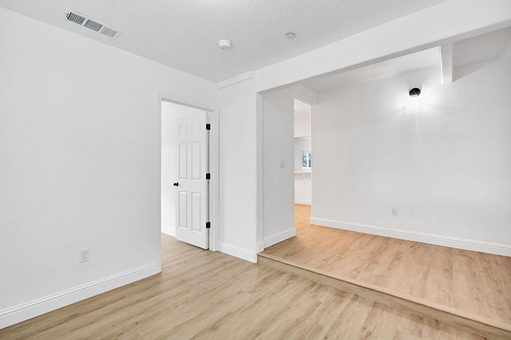 Image 21 of property listing at 4877 E Illinois Avenue, Fresno, CA 93727