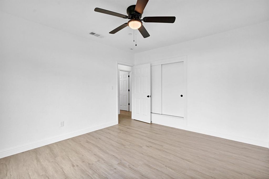 Image 33 of property listing at 4877 E Illinois Avenue, Fresno, CA 93727