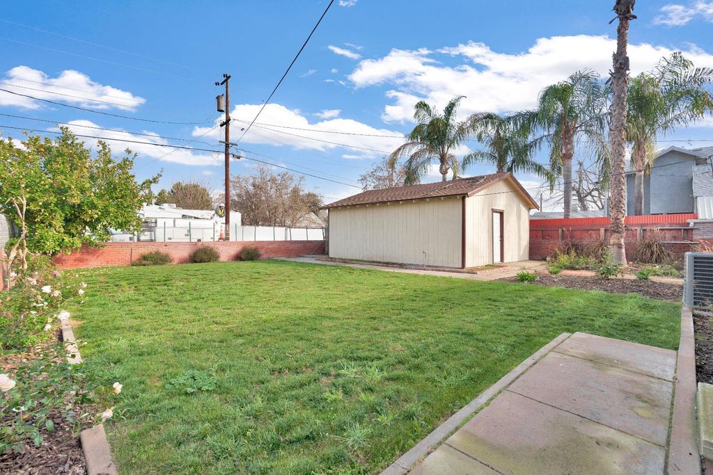 Image 36 of property listing at 4877 E Illinois Avenue, Fresno, CA 93727