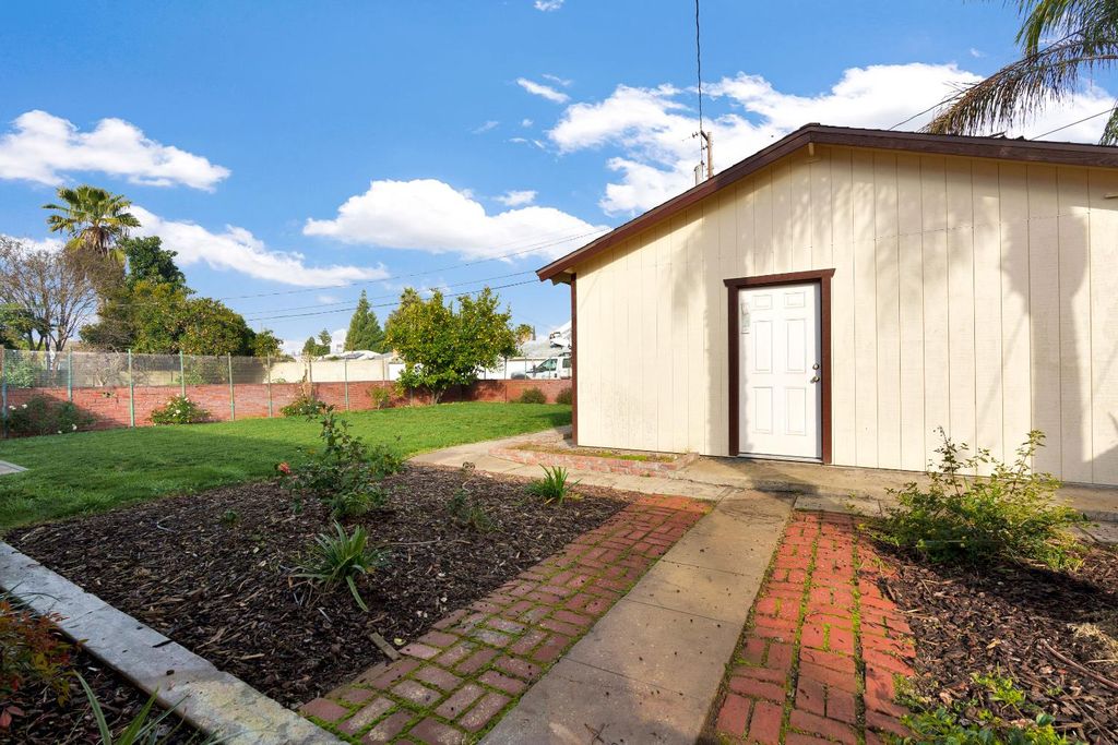 Image 39 of property listing at 4877 E Illinois Avenue, Fresno, CA 93727