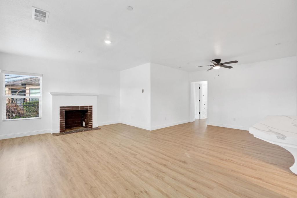 Image 5 of property listing at 4877 E Illinois Avenue, Fresno, CA 93727