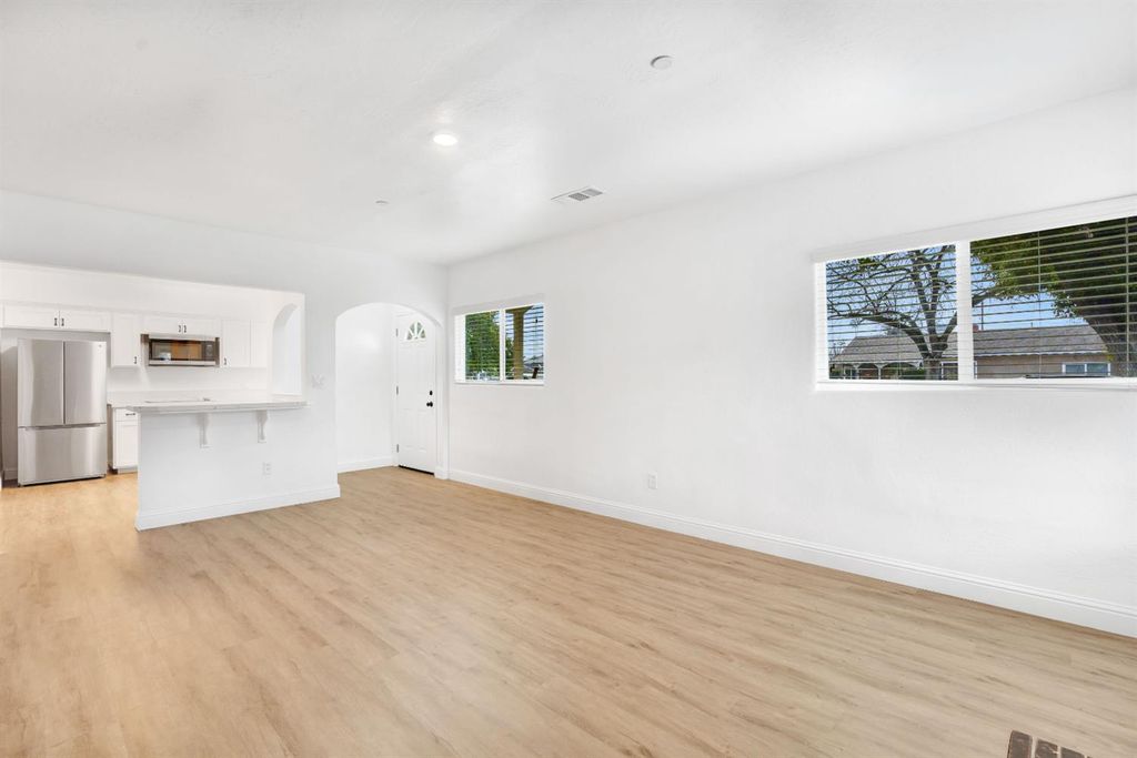 Image 7 of property listing at 4877 E Illinois Avenue, Fresno, CA 93727