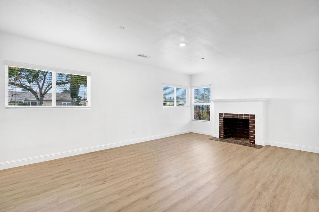 Image 8 of property listing at 4877 E Illinois Avenue, Fresno, CA 93727