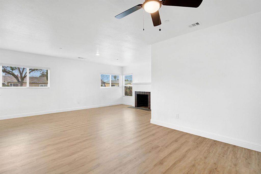 Image 9 of property listing at 4877 E Illinois Avenue, Fresno, CA 93727