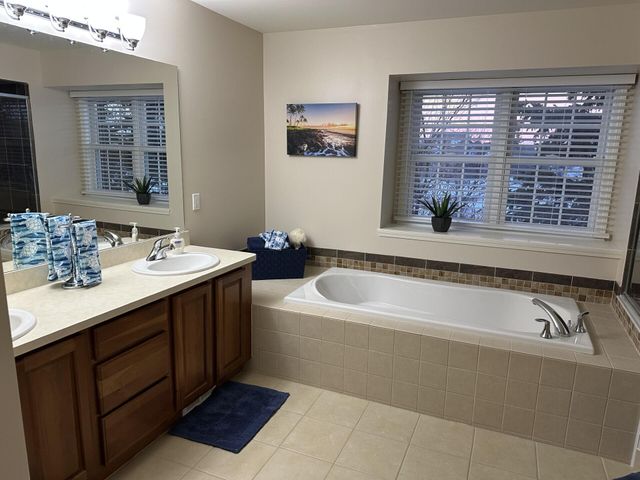 53100 Shinnecock Drive, South Lyon City, MI 48178