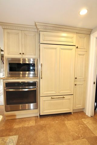 16 Sycamore Dr, Holden, MA 01520