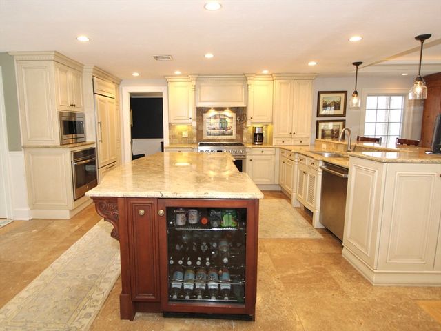 16 Sycamore Dr, Holden, MA 01520