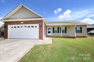 202 Pine Meadows Street, Hickory, NC 28601