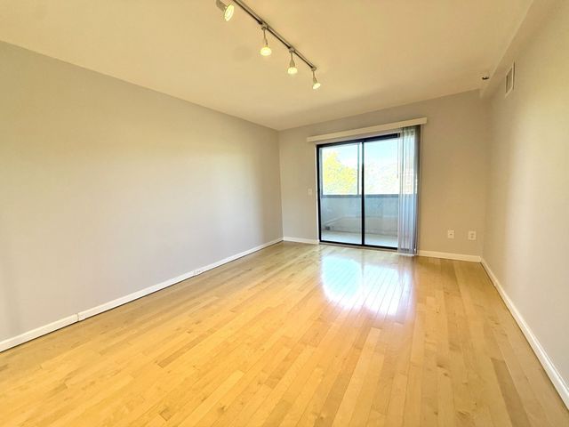 1731 Beacon 422, Brookline, MA 02445