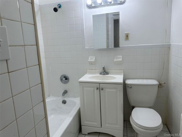 8410 101 Street, Richmond Hill, NY 11418