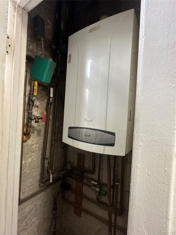 8410 101 Street, Richmond Hill, NY 11418