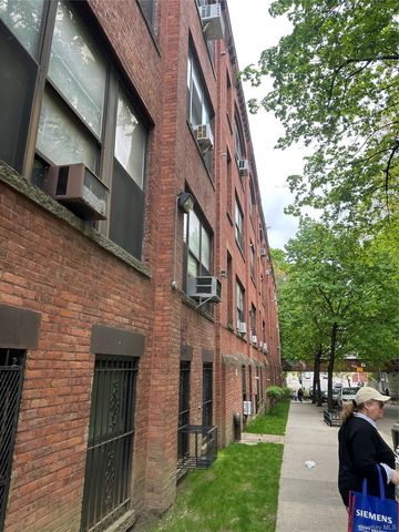 8410 101 Street, Richmond Hill, NY 11418