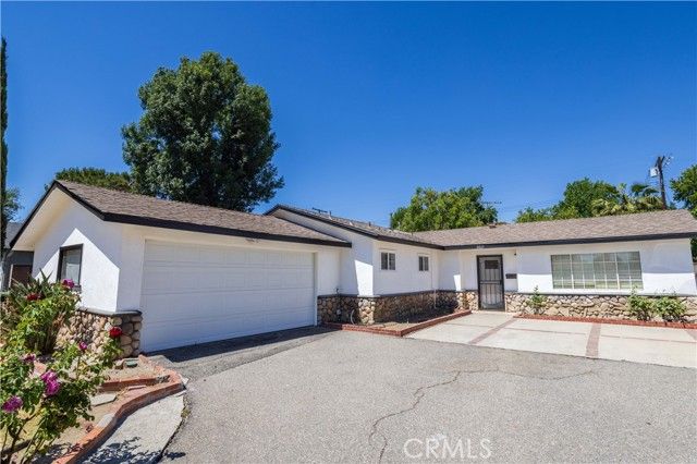 8825 Sophia Avenue, North Hills (los Angeles), CA 91343