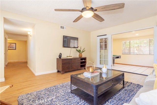 8825 Sophia Avenue, North Hills (los Angeles), CA 91343