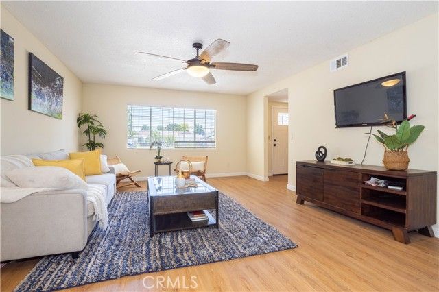 8825 Sophia Avenue, North Hills (los Angeles), CA 91343