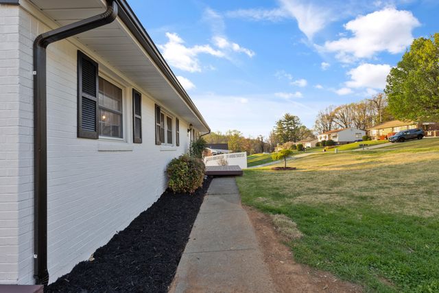 3053 Woodway RD, Roanoke, VA 24014