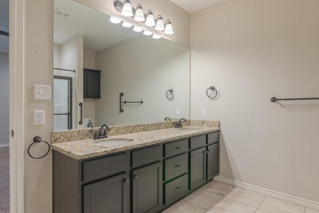 2202 Woodgrove Ln, Longview, TX 75605