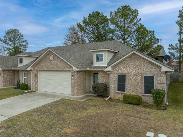 2202 Woodgrove Ln, Longview, TX 75605