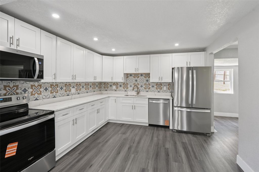 3200 6th Avenue, Des Moines, IA 50313