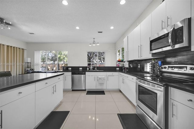 2007 NE 6th Ct, Homestead, FL 33033