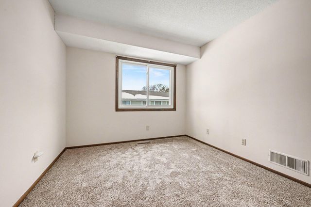 6925 Macbeth Circle, Woodbury, MN 55125