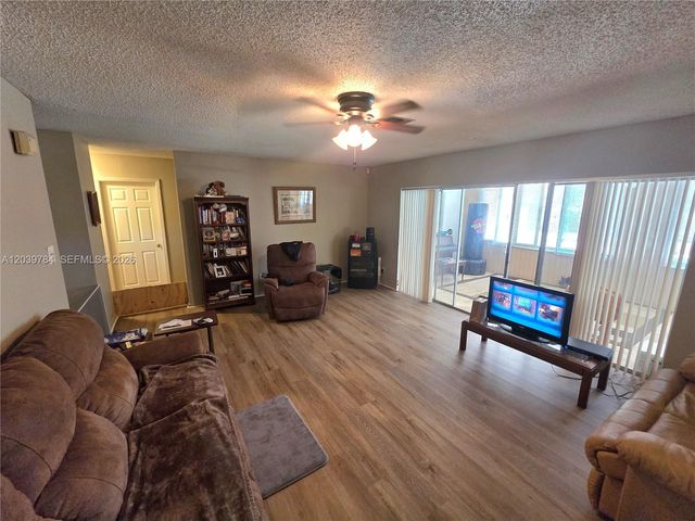 1327 NW 87th Ter, Coral Springs, FL 33071