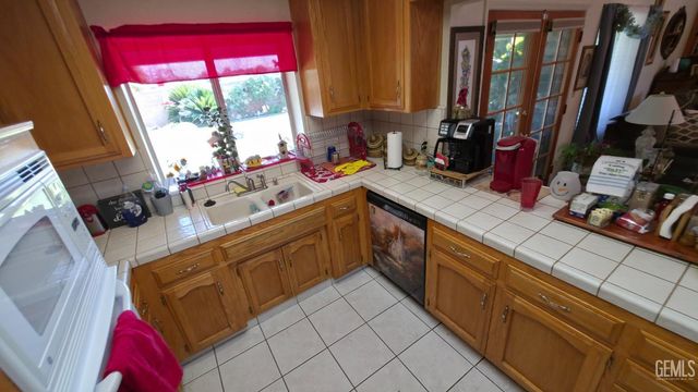 6109 Spring Valley Drive, Bakersfield, CA 93308
