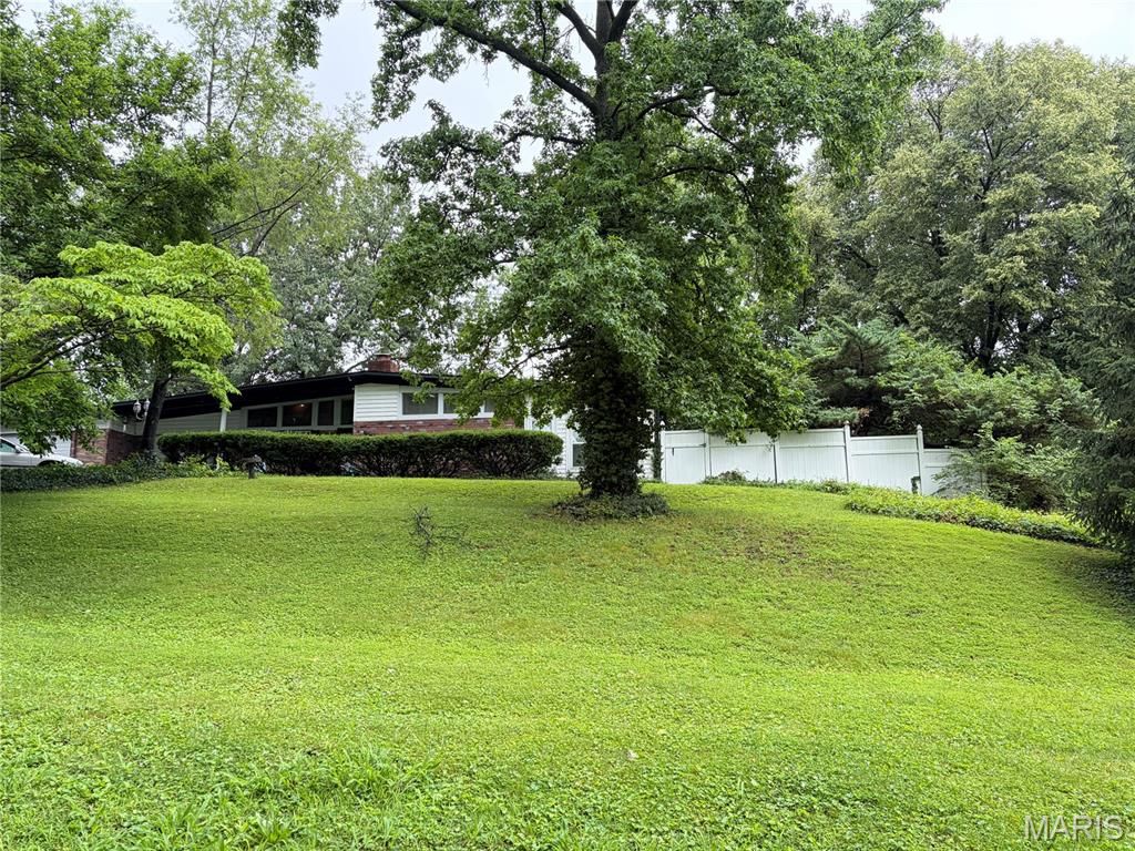 1542 Starlight Drive, St Louis, MO 63135