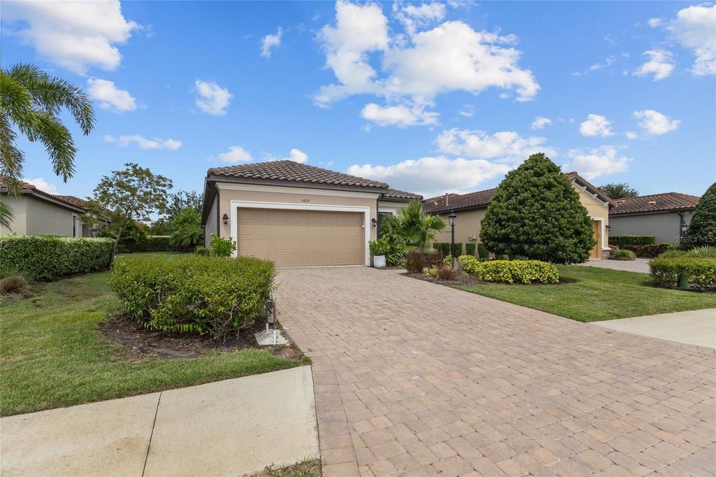 Image 3 of property listing at 5019 SAVONA RUN, Bradenton, FL 34211