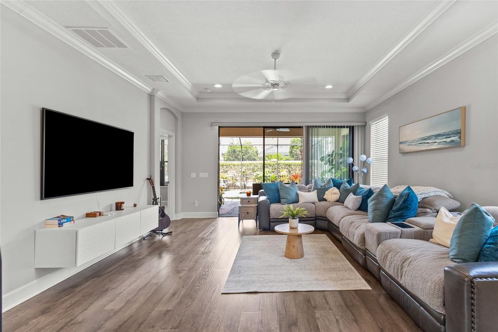 Image 4 of property listing at 5019 SAVONA RUN, Bradenton, FL 34211
