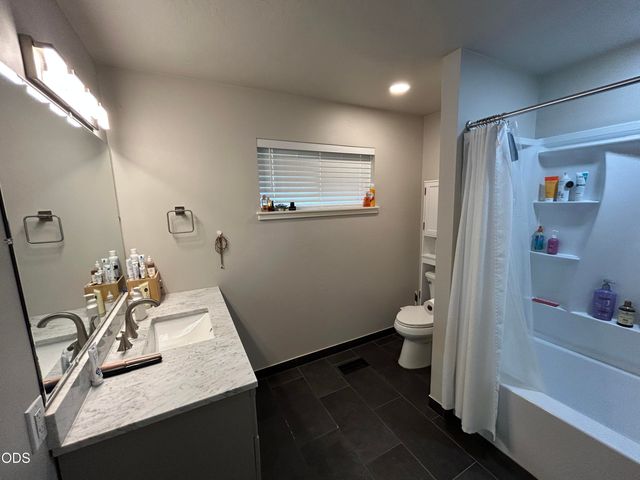 1024 NW Hawthorne Avenue, Grants Pass, OR 97526