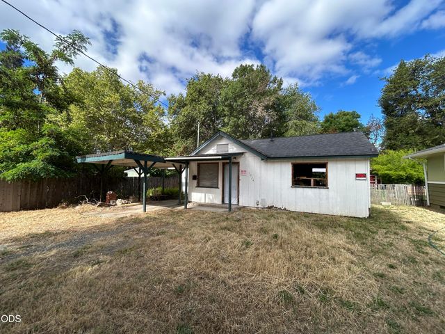 1024 NW Hawthorne Avenue, Grants Pass, OR 97526
