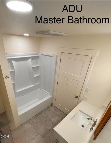 1024 NW Hawthorne Avenue, Grants Pass, OR 97526