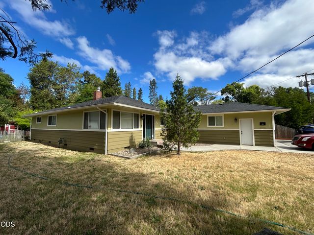 1024 NW Hawthorne Avenue, Grants Pass, OR 97526