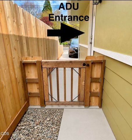 1024 NW Hawthorne Avenue, Grants Pass, OR 97526