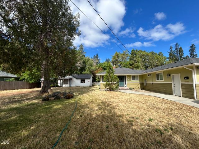 1024 NW Hawthorne Avenue, Grants Pass, OR 97526