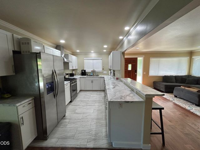 1024 NW Hawthorne Avenue, Grants Pass, OR 97526