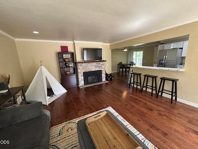 1024 NW Hawthorne Avenue, Grants Pass, OR 97526
